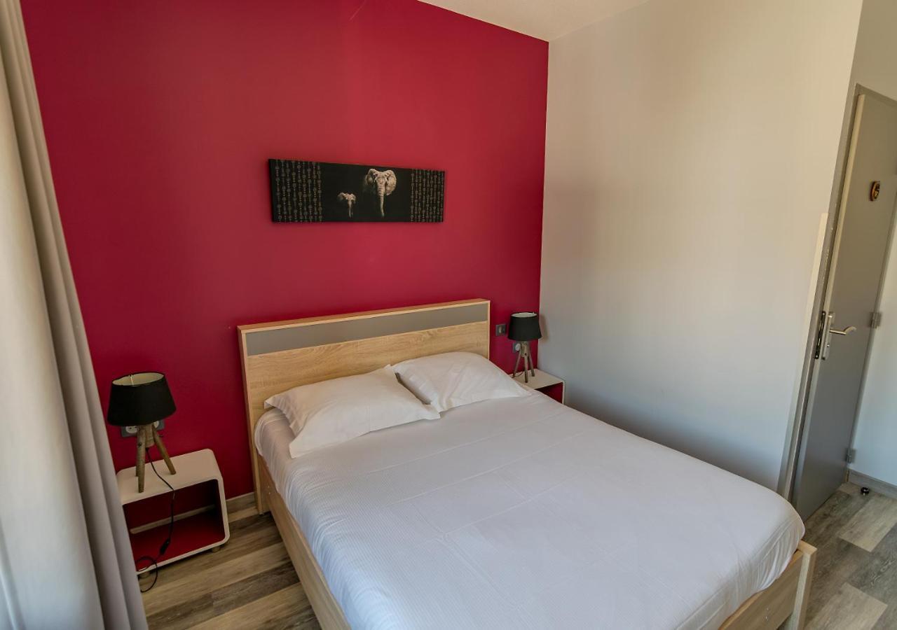 Hotel De L'Abbaye A Клуни Екстериор снимка