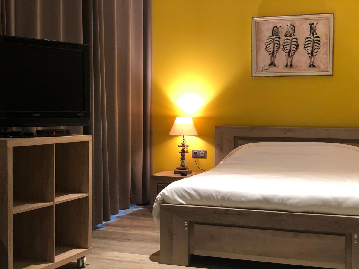 Hotel De L'Abbaye A Клуни Екстериор снимка